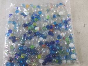 lot 272 image: (EC1) 4 Pounds of Vintage Decor Marbles Some Collectible Cats Eyes, Moonies, Gaming, Decor and Some Larger Shooters