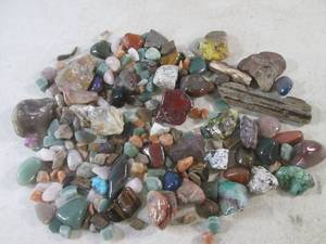 lot 275 image: (EC1) Assorted Agates and Other Interesting Stones