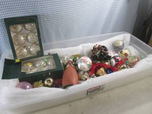 lot 287 image: (D-3) Tote Full of Assorted Ornaments and Decor - No Top