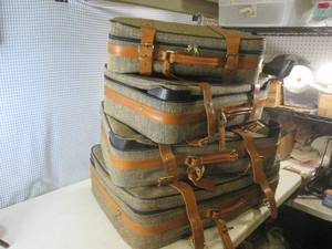 lot 295 image: (EW3) 4pc Vintage Holiday Luggage Set - Nice Condition - Nest Within Each Other For Storage