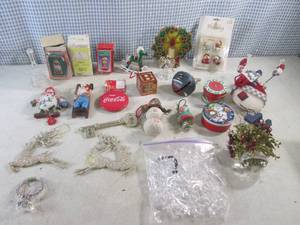 lot 300 image: (BS) Assorted Christmas Ornaments Etc