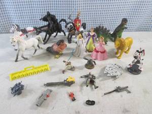 lot 306 image: (BS) Assorted Small Toy Figures
