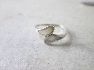 lot 315 image: (CNTR) 925 Silver Ring with Pearl Like Inlays Size 6.5