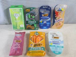 lot 39 image: (CS) Assorted Razors...