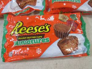 lot 158 image: (B-3) 3 Bags Reeses Peanut Butter Cups Miniatures Past Date