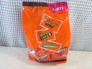 lot 197 image: (B-2) Party Pack Bag of Assorted Snack Size Reeses Candy Bars 2 Pound Bag Best by Nov 2023
