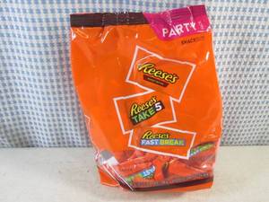 lot 198 image: (B-2) Party Pack Bag of Assorted Snack Size Reeses Candy Bars 2 Pound Bag Best by Nov 2023