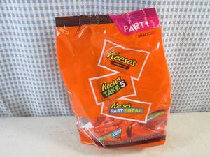 lot 199 image: (B-2) Party Pack Bag of Assorted Snack Size Reeses Candy Bars 2 Pound Bag Best by Nov 2023
