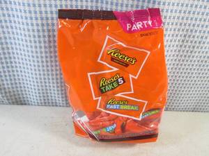 lot 200 image: (B-2) Party Pack Bag of Assorted Snack Size Reeses Candy Bars 2 Pound Bag Best by Nov 2023