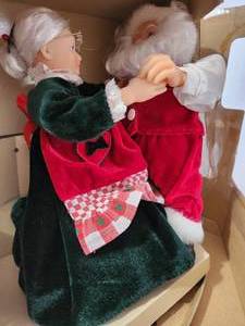 Dancing Santa and Mrs Claus