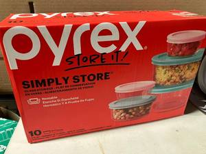 lot 126 image: Pyrex Storage and Ramen Travel Kit