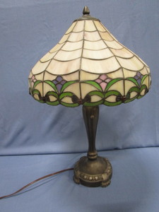 lot 1 image: Tiffany Style Table Lamp