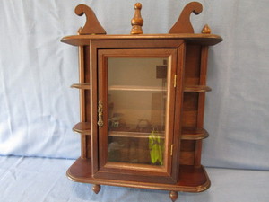 lot 8 image: Mini curio