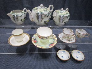 lot 34 image: Teapot, Cups, Cream & Sugar