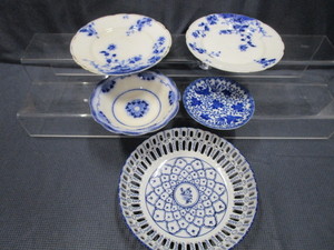 lot 40 image: Flow Blue & Open Weave