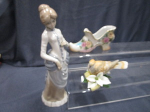 lot 87 image: Lenox Dove, Lladro Style Figures