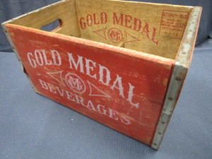 lot 103 image: Gold Medal Beverage Crate