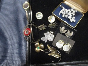 lot 115 image: Costume Jewelry