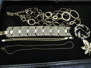 lot 116 image: Costume Jewelry