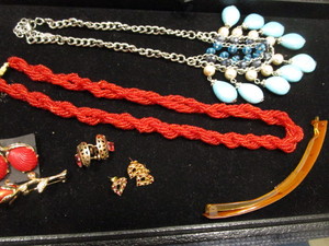 lot 117 image: Costume Jewelry