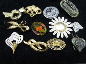 lot 119 image: Costume Jewelry