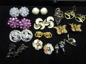 lot 124 image: Clip Earrings