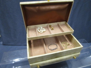 lot 126 image: Jewelry Box