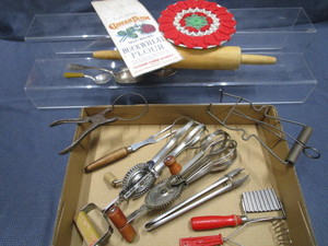 lot 172 image: Vintage Kitchenwares