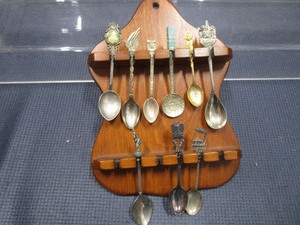 lot 195 image: Collector Spoons & Rack