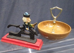 lot 197 image: Nut Cracker & Bowl
