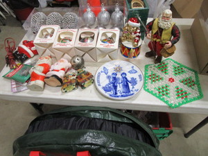 lot 262 image: Christmas Decorations, Wreath Bag