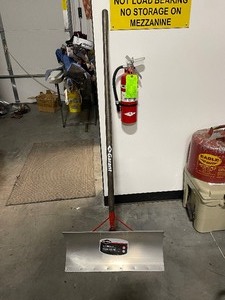 lot 56 image: Aluminum Show Shovel