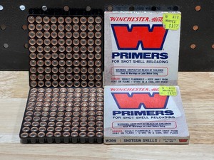 lot 45 image: Winchester W209 Shotgun Shell Primers and 20 Gauge Shells