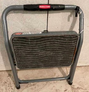 lot 117 image: Rubbermaid Single Step Folding Stool