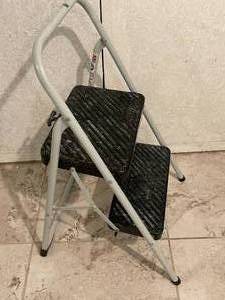lot 118 image: Folding ANSI Step Stool Model 11-135-CLGG