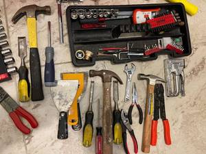 lot 124 image: Nineteen Inch Tool Box Full of Tools