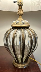 lot 44 image: Lovely Vintage Caged Glass Table Lamp