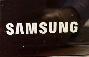 lot 129 image: Samsung 31 Inch TV with Swivel Stand