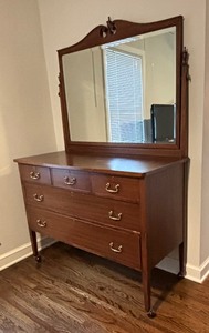 lot 13 image: Beautiful Vintage Dresser with Mirror