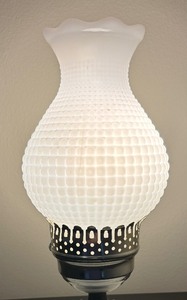 lot 135 image: Wonderful White Vintage Lamp