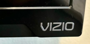 lot 139 image: Visio 31 Inch TV on Swivel Stand with Remote