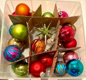 lot 162 image: Festive Ornaments in Snapware Organizers
