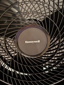 lot 184 image: Honeywell 21 Inch Fan