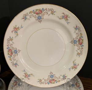 lot 189 image: Vintage Homer Laughlin Eggshell Georgian China Grouping