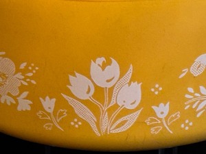 lot 27 image: Vintage 1980s Pyrex Garden Medley 2.5 Quart Casserole Dish