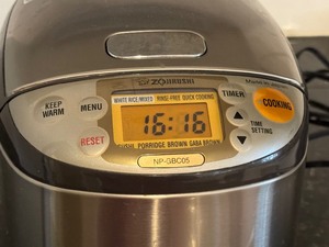 lot 98 image: Zojirushi Rice Cooker