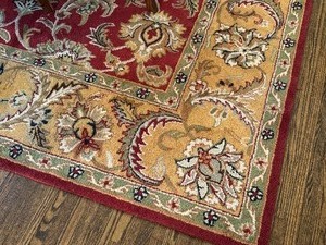 lot 36 image: Beautiful Area Rug