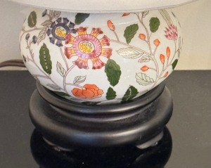 lot 65 image: Petite Decorative Table Lamp