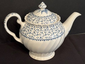 lot 217 image: Vintage Johnson Bros Bouquet Teapot