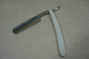 lot 57 image: Vintage Straight Edge Razor